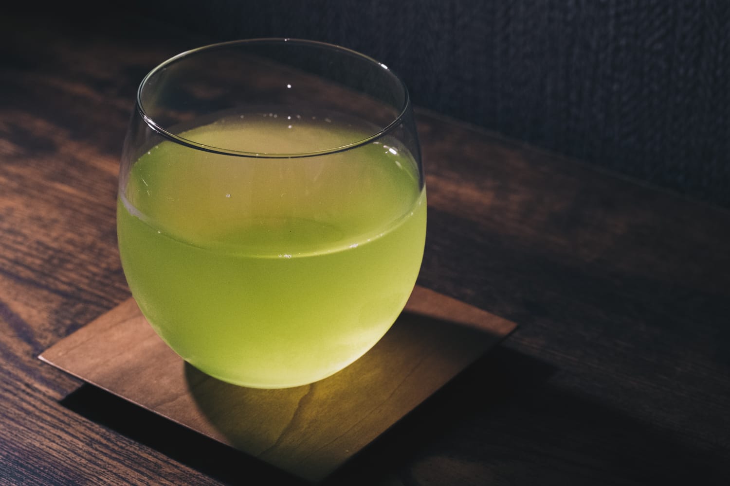 水出し緑茶とコップ